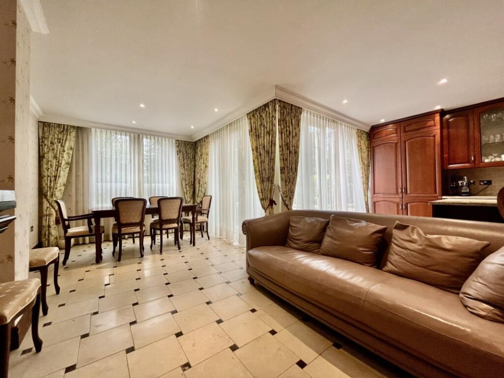 Villa in Martineau Drive, Twickenham, England