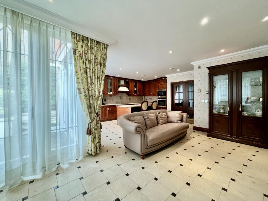 Villa in Martineau Drive, Twickenham, England