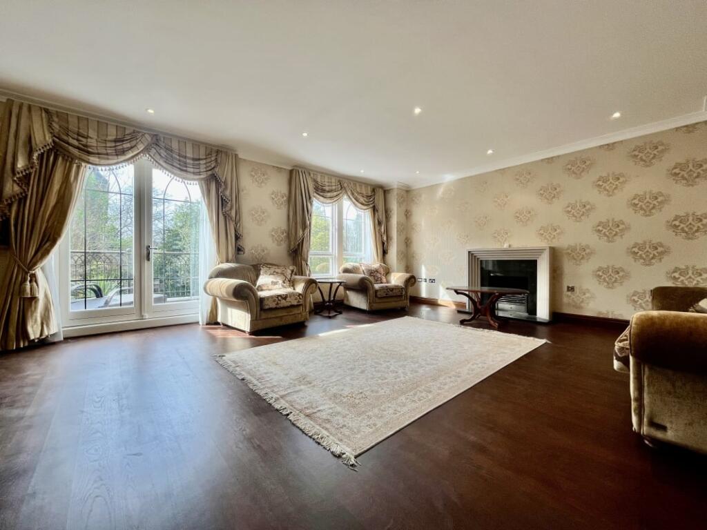 Villa in Martineau Drive, Twickenham, England