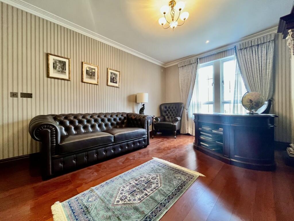 Villa in Martineau Drive, Twickenham, England