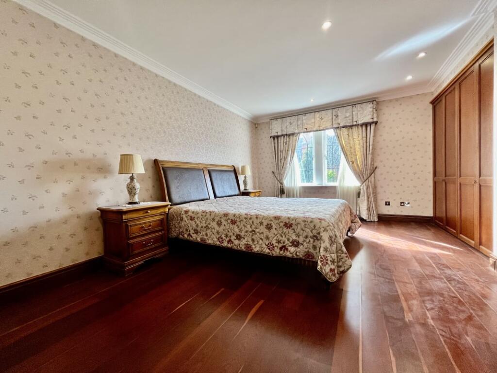 Villa in Martineau Drive, Twickenham, England