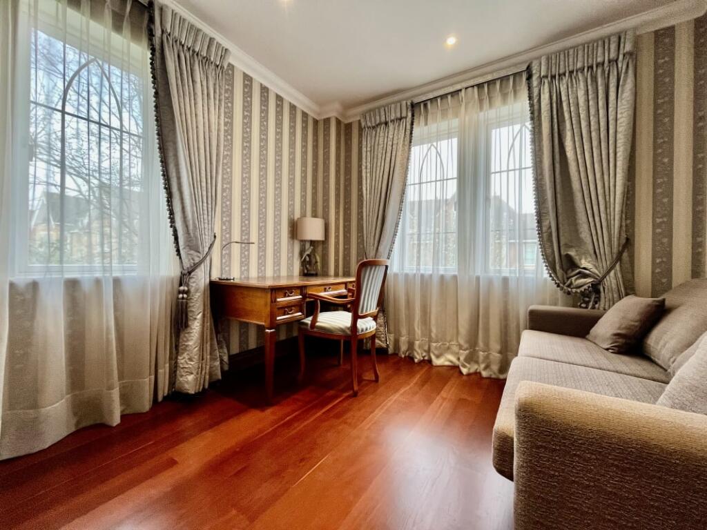 Villa in Martineau Drive, Twickenham, England