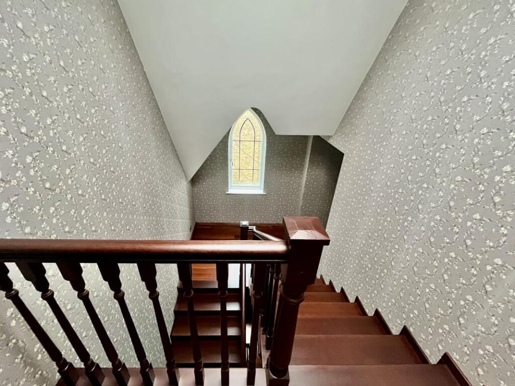 Villa in Martineau Drive, Twickenham, England