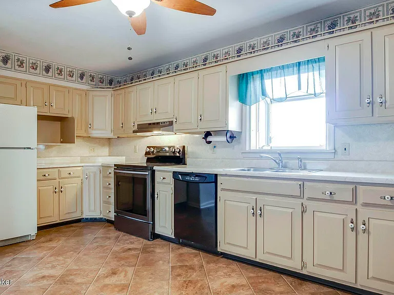 6115 W Pages Ln, Louisville, KY 40258